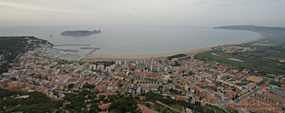 Vue panoramique sur la ville de l'Estartit, son port, ses plages et les iles Medes