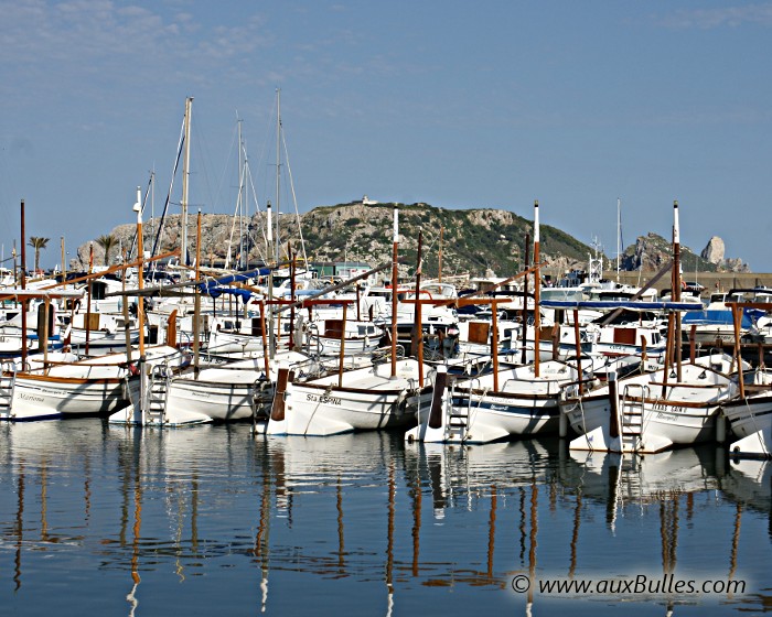 Le port de l'Estartit avec en arrière plan les iles Medes