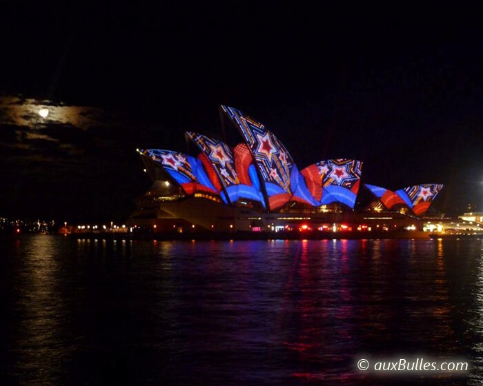 Tout de lumière vêtue, l'opéra de Sydney de nuit