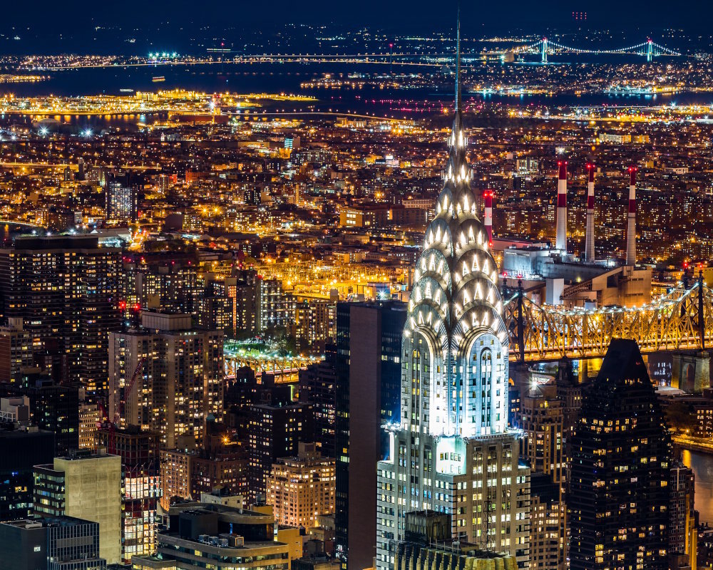 Le Chrysler Building à New York, un chef-d'œuvre de l'architecture Art Déco américaine, illuminé de nuit Le Chrysler Building à New York, un chef-d'œuvre de l'architecture Art Déco américaine, illuminé de nuit