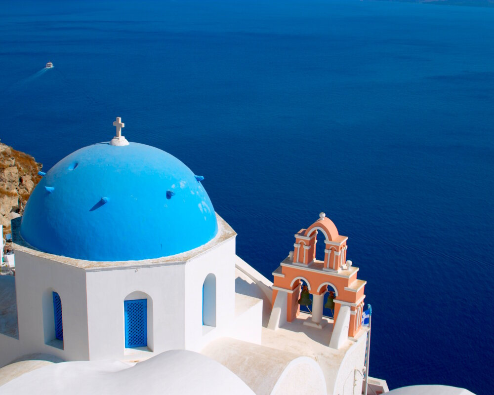 La blancheur des murs et le bleu des coupoles se détachent sur la mer en toile de fond !