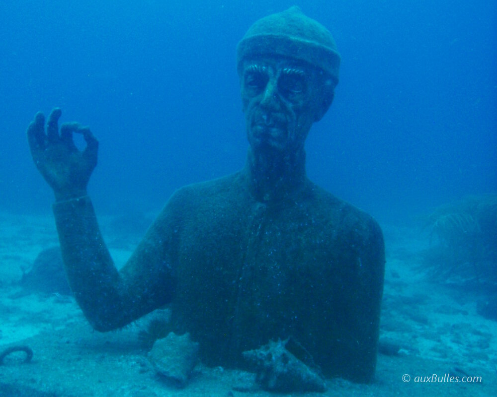 La statue du commandant Cousteau vous accueille avec le signe OK