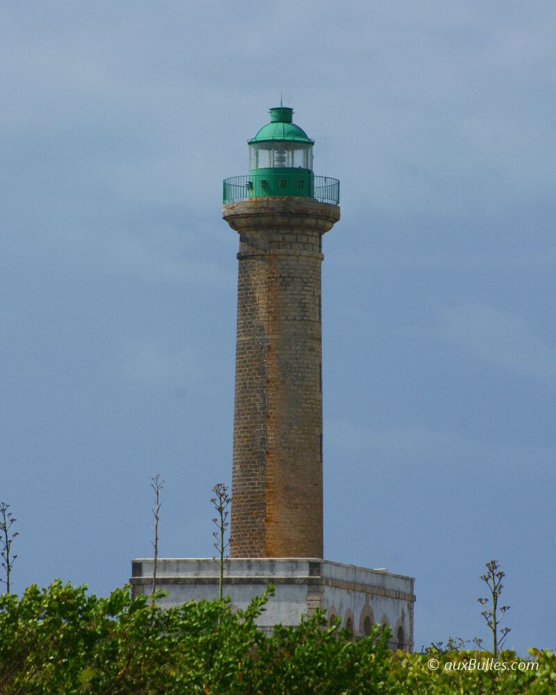 Le phare domine Petite Terre avec ses 23 mètres de hauteur
