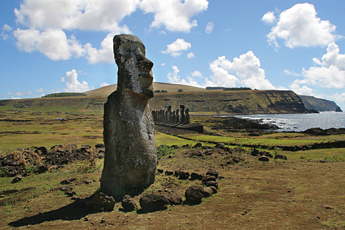 L'ile de Pâques avec ces statues impressionnantes et mystérieuses: les Moaïs !