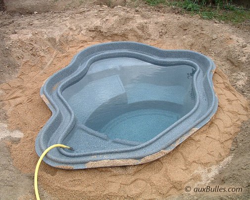 La mise en eau du bassin de jardin préformé.