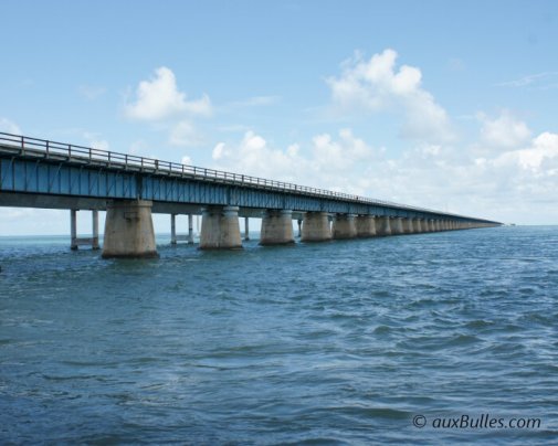 La seconde section de l'ancien Seven Mile Bridge comporte des arches en béton uniquement pour le Pacet Channel Viaduct