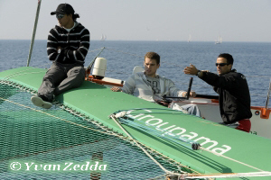 Marama Vahirua, Samuel Bouhours et Franck Cammas à bord du trimaran Groupama 2