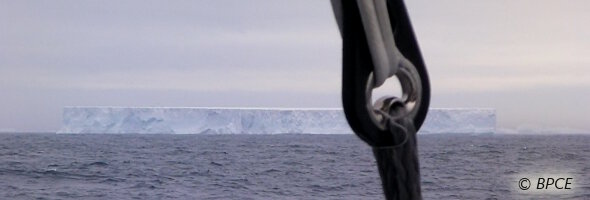Le fameux iceberg répondant au doux nom de « B15J » a dévoilé ses formes à l'équipage de Banque Populaire V. Le fameux iceberg répondant au doux nom de « B15J » a dévoilé ses formes à l'équipage de Banque Populaire V.