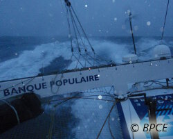Loïck Peyron et les équipiers du trimaran géant Banque Populaire V, aux prises avec la tempête. Loïck Peyron et les équipiers du trimaran géant Banque Populaire V, aux prises avec la tempête.