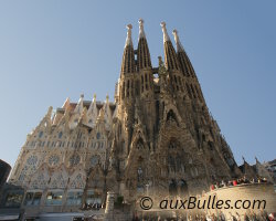 La Sagrada Familia imaginée par l’architecte Gaudi est un monument emblématique de la ville de Barcelone en Espagne.