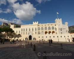 Du haut de son rocher se dresse la principauté de Monaco  avec son palais princier.