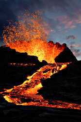 Le Piton de la Fournaise offre, à chaque éruption, un spectacle féérique de coulées de lave ! Le Piton de la Fournaise offre, à chaque éruption, un spectacle féérique de coulées de lave !
