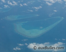Une vue aérienne sur les atolls Maldiviens