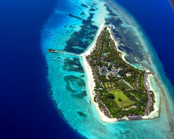 L'île de Madhiriguraidhoo (Vue aérienne du « Palm Beach Island Resort & Spa »)