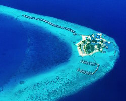 L'île de Giraavaru (Vue aérienne du resort « Centara Ras Fushi Resort & Spa »)