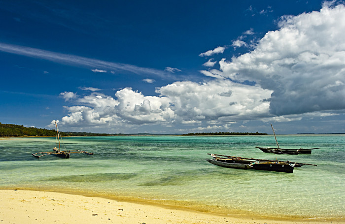 Zanzibar avec ses plages de sable blanc et ses bateaux de pêcheur