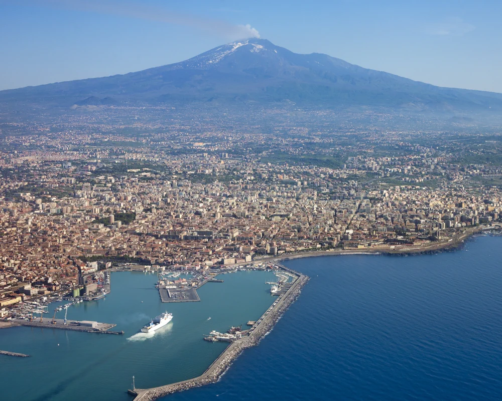 Vue aérienne de la ville de Catane avec l'Etna au loin, en Sicile Vue aérienne de la ville de Catane avec l'Etna au loin, en Sicile