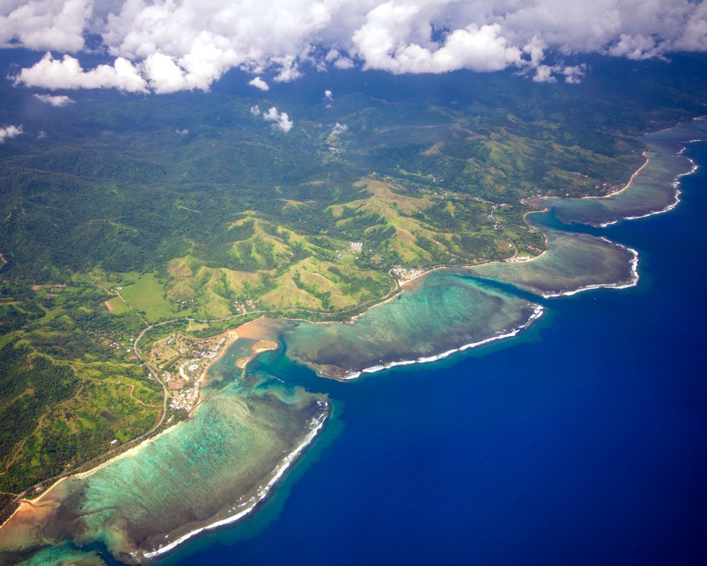 Vue aérienne sur les magnifiques récifs coralliens de la Côte de Corail, entre Naviti et Votua, sur l'île de Viti Levu aux Fidji Vue aérienne sur les magnifiques récifs coralliens de la Côte de Corail, entre Naviti et Votua, sur l'île de Viti Levu aux Fidji