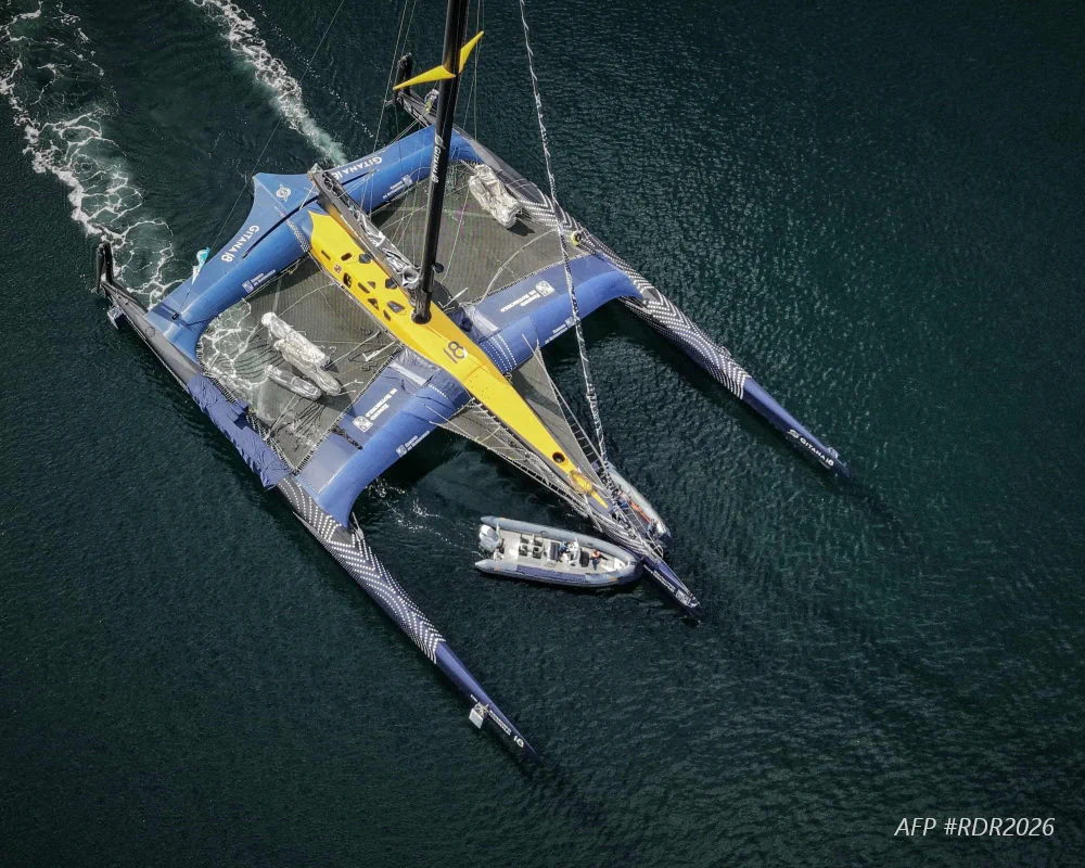 Vue aérienne du maxi trimaran Gitana 18