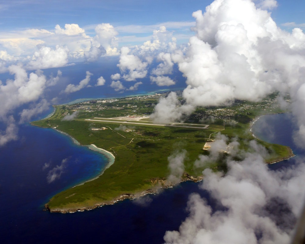 Vue aérienne de Saipan avec la piste de l'aéroport international de Saipan, dans les îles Mariannes du Nord Vue aérienne de Saipan avec la piste de l'aéroport international de Saipan, dans les îles Mariannes du Nord
