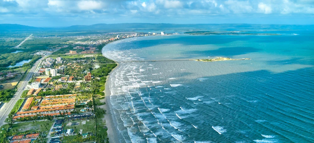 Vue aérienne sur Tucacas, la porte d'entrée sud du parc national Morrocoy, au Venezuela