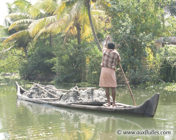Une scène de la vie quotidienne sur les canaux des Backwaters