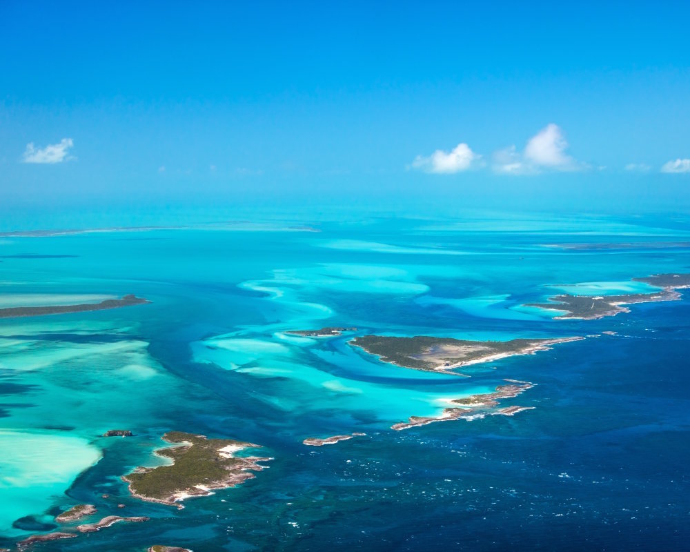 Spectaculaire vue aérienne des îles des Bahamas entourées d'eaux turquoise cristallines