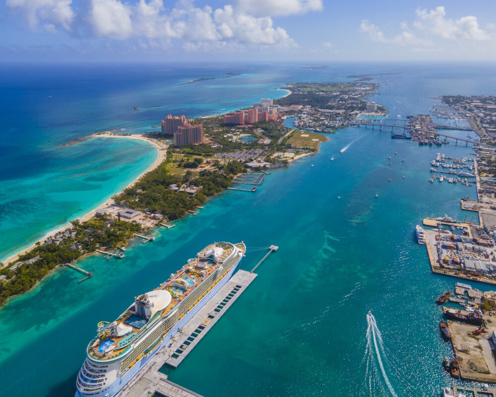 Une vue aérienne sur Paradise island dans les Bahamas avec l'hôtel Atlantis et un paquebot de croisière à quai Une vue aérienne sur Paradise island dans les Bahamas avec l'hôtel Atlantis et un paquebot de croisière à quai