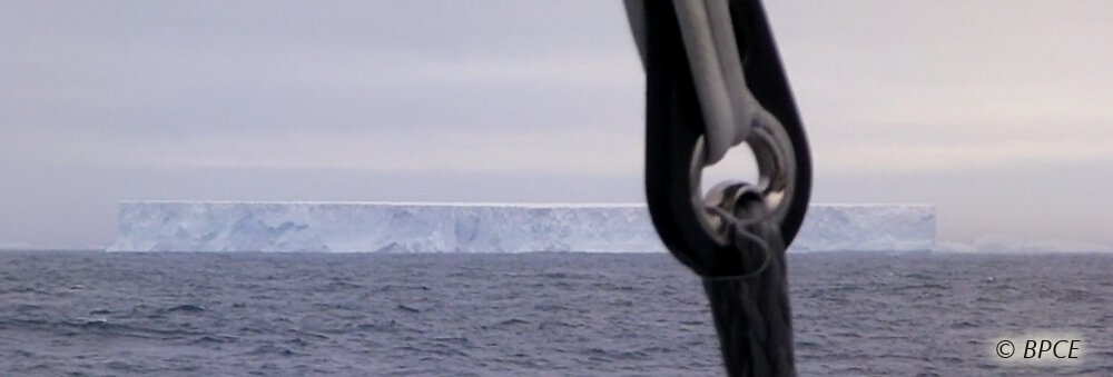 Le fameux iceberg répondant au doux nom de « B15J » a dévoilé ses formes à l'équipage de Banque Populaire V Le fameux iceberg répondant au doux nom de « B15J » a dévoilé ses formes à l'équipage de Banque Populaire V