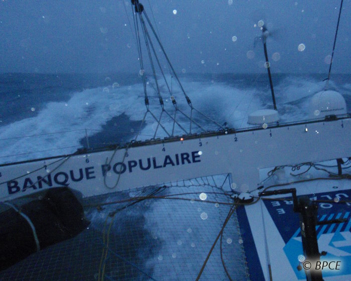 Loïck Peyron et les équipiers du trimaran géant Banque Populaire V, aux prises avec la tempête Loïck Peyron et les équipiers du trimaran géant Banque Populaire V, aux prises avec la tempête