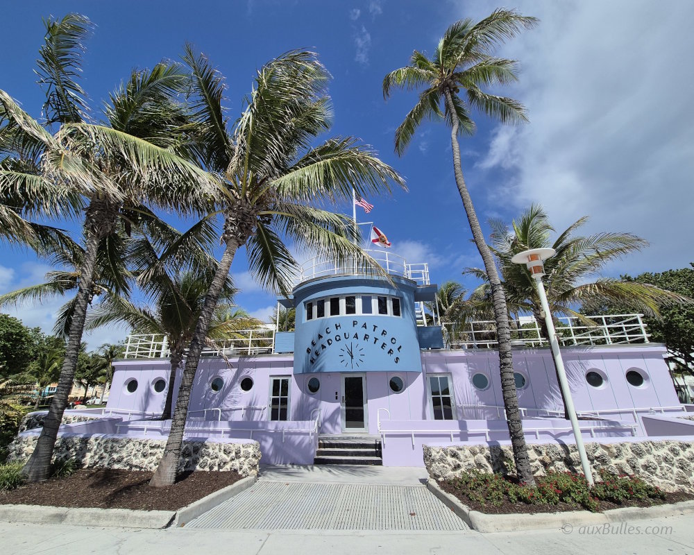 Le Beach Patrol Headquarters, un bâtiment Art déco construit en 1936, situé à l'intersection de la 10th Street et d'Ocean Drive au cœur du quartier historique Art Deco District de Miami Beach Le Beach Patrol Headquarters, un bâtiment Art déco construit en 1936, situé à l'intersection de la 10th Street et d'Ocean Drive au cœur du quartier historique Art Deco District de Miami Beach