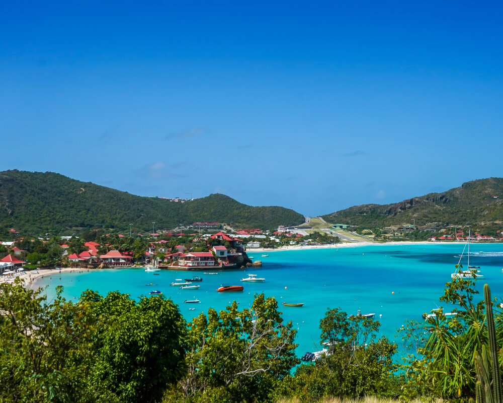 Perché sur un promontoire offrant une vue imprenable sur la baie de Saint-Jean, l'Eden Rock est un hôtel de luxe emblématique de l'île de Saint-Barthélemy avec une ambiance alliant raffinement et charme caribéen Perché sur un promontoire offrant une vue imprenable sur la baie de Saint-Jean, l'Eden Rock est un hôtel de luxe emblématique de l'île de Saint-Barthélemy avec une ambiance alliant raffinement et charme caribéen