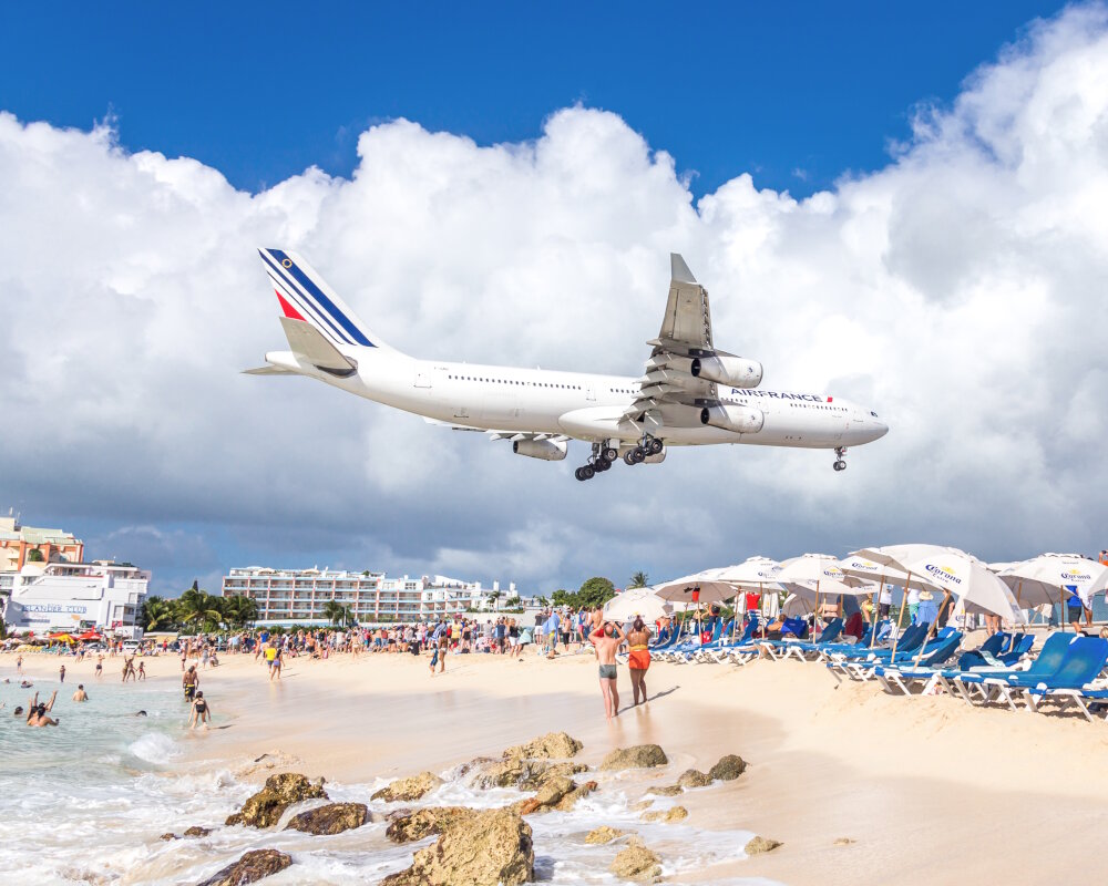 L'atterrissage d'un avion en rase-mottes de la plage de Maho Beach sur l'île de Saint-Martin L'atterrissage d'un avion en rase-mottes de la plage de Maho Beach sur l'île de Saint-Martin