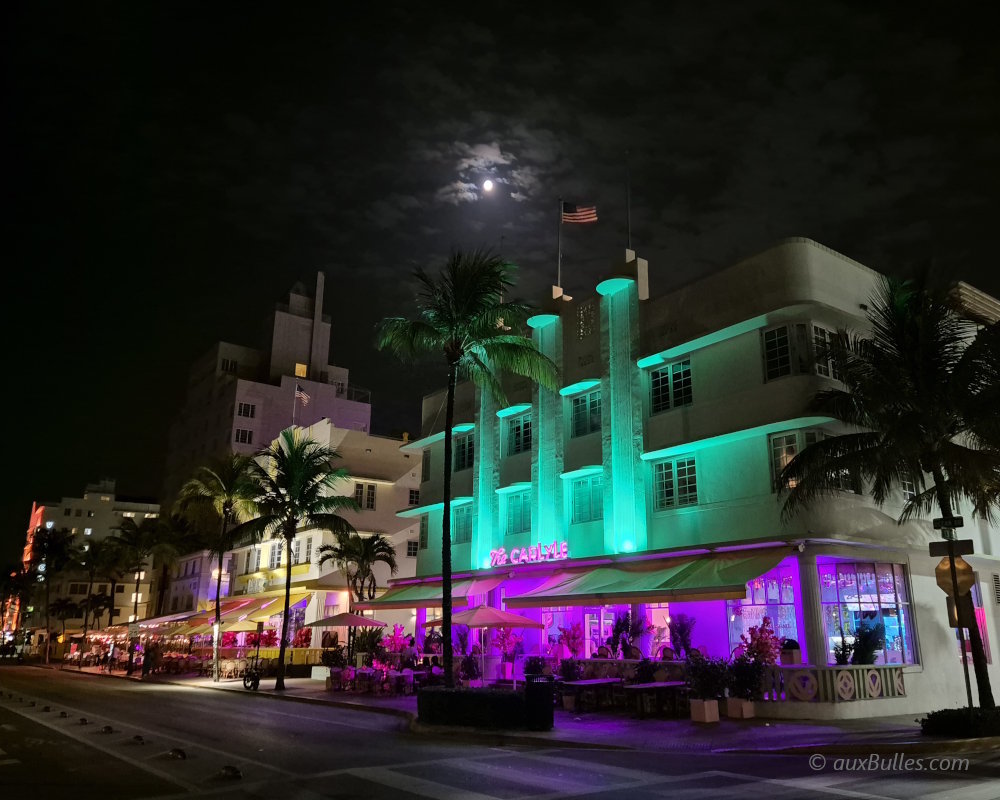 Le Carlyle Hotel à Miami Beach, icône de l'architecture Art Déco, illuminé de nuit sur Ocean Drive Le Carlyle Hotel à Miami Beach, icône de l'architecture Art Déco, illuminé de nuit sur Ocean Drive