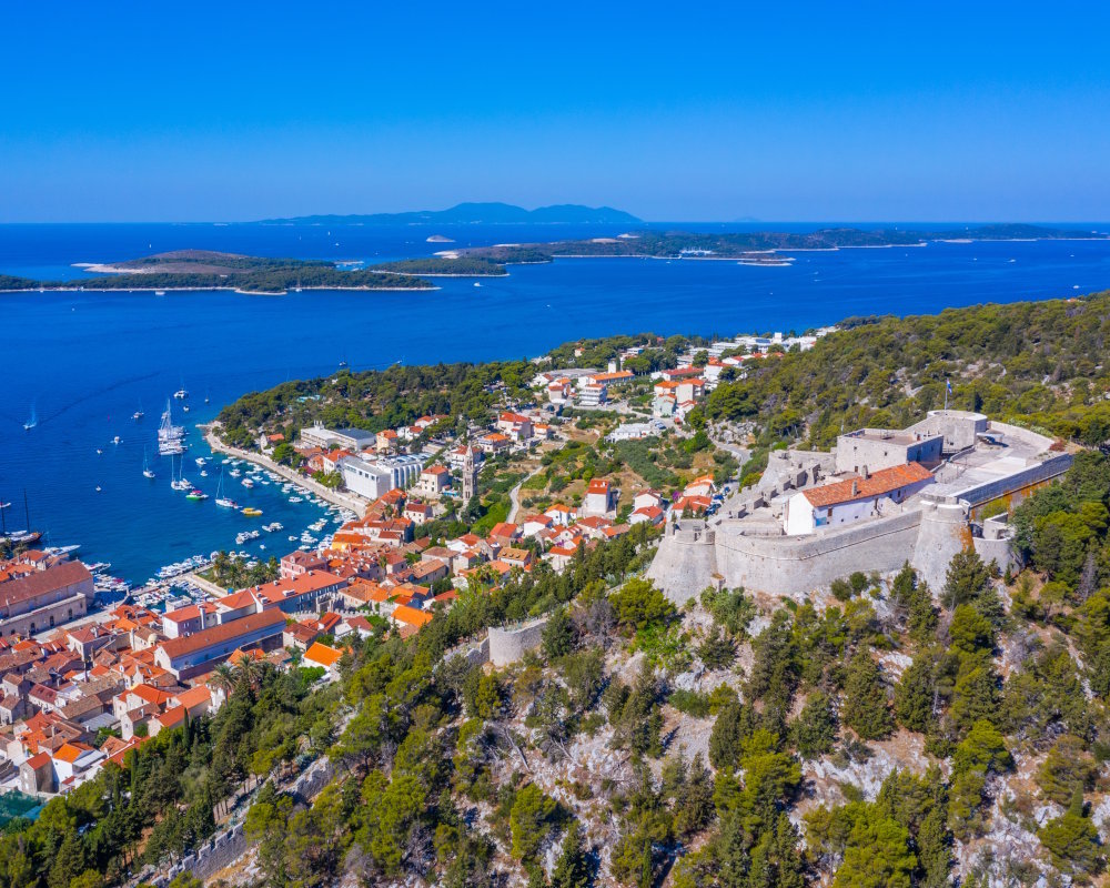 Vue aérienne de la forteresse de Španjola, offrant une vue panoramique sur le port de Hvar, les îles Pakleni et la mer Adriatique