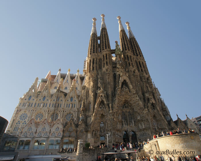 La Sagrada Familia imaginée par l’architecte Gaudi est un monument emblématique de la ville de Barcelone en Espagne