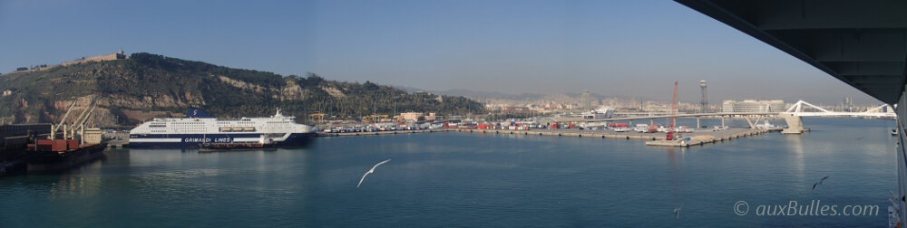Une vue panoramique de la ville de Barcelone se dévoile depuis le paquebot de croisière à quai ! Une vue panoramique de la ville de Barcelone se dévoile depuis le paquebot de croisière à quai !