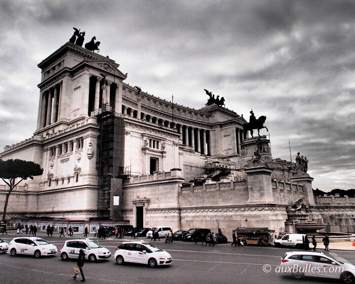 The monument to Victor Emmanuel II stands on Piazza Venezia in Rome