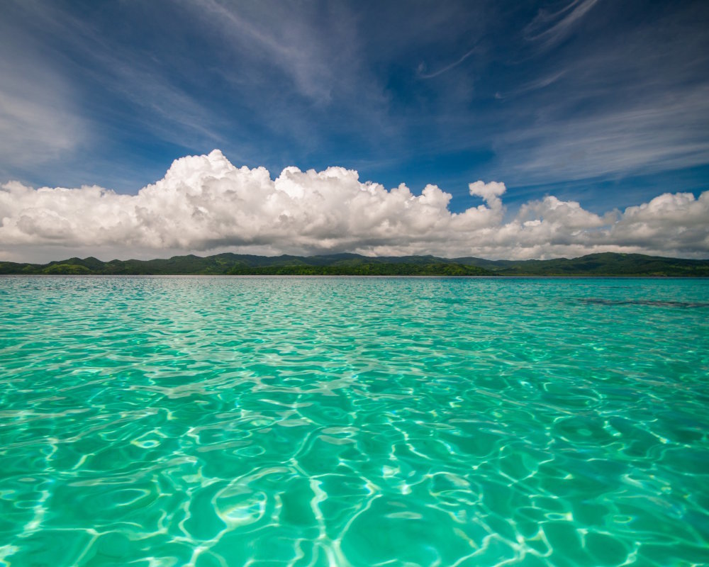 Vue panoramique sur les eaux cristallines d'un lagon de l'île de Kadavu, aux Fidji