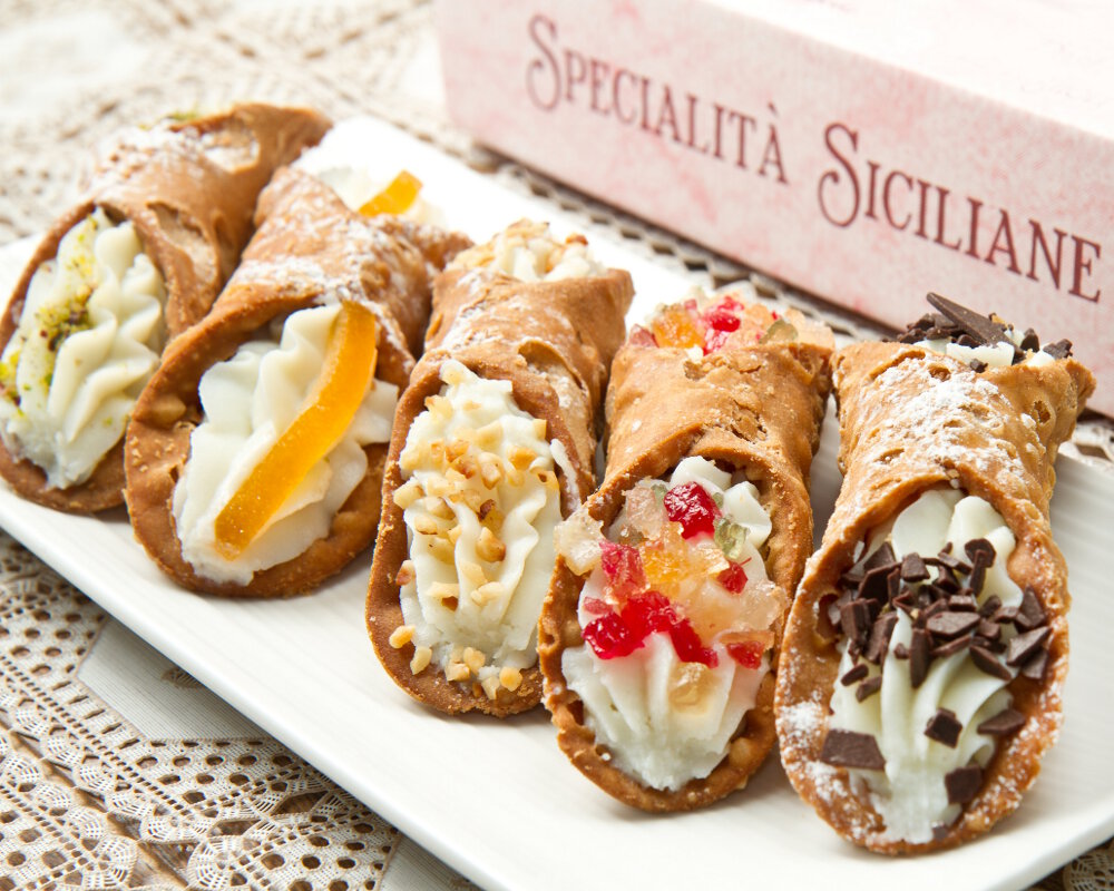 Ne manquez pas également de goûter aux délicieuses pâtisseries siciliennes de la région comme les cannoli Ne manquez pas également de goûter aux délicieuses pâtisseries siciliennes de la région comme les cannoli