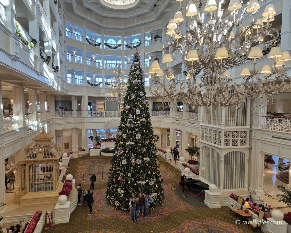 Experience the magic of Christmas at Disney hotels: enchanting decorations, giant Christmas trees, dazzling lights and a festive holiday atmosphere.