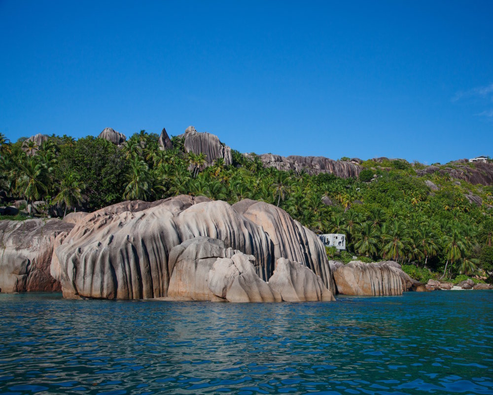 Félicité, petite île granitique au large de La Digue, Seychelles, réputée pour sa végétation tropicale luxuriante