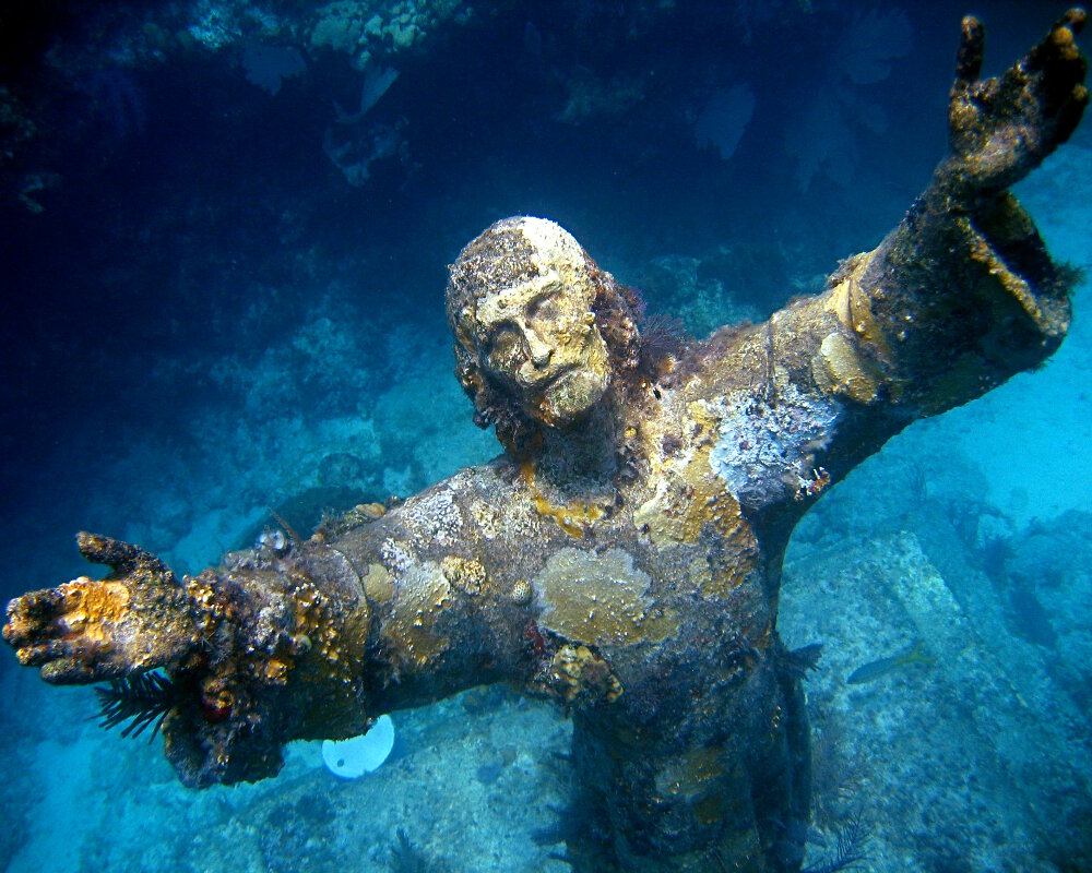 La statue de bronze du Christ des Abysses se dresse du haut de ses 2 mètres La statue de bronze du Christ des Abysses se dresse du haut de ses 2 mètres