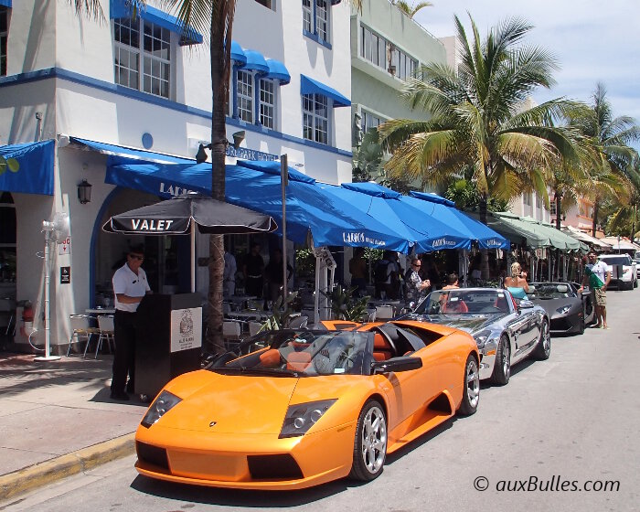 Une enfilade de voitures de sport sur Ocean Drive avec une Lamborghini Gallardo, une Mercedes SLS AMG et une Lamborghini Aventador !