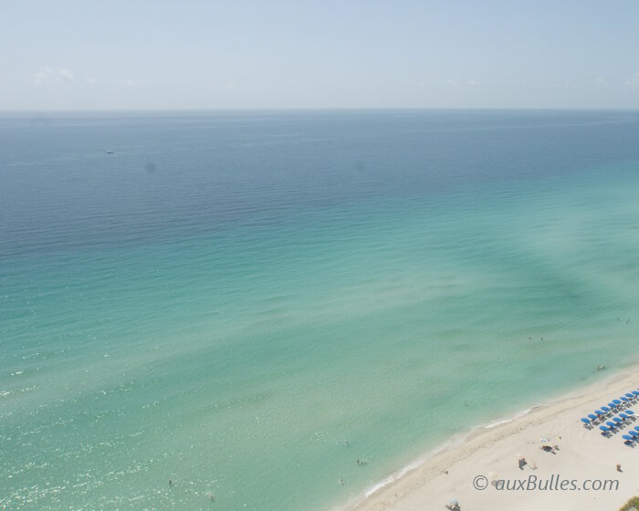 Les immenses plages de sable blanc à Miami Beach s'étirent sur une douzaine de kilomètres de South Beach au sud à North Beach au nord !