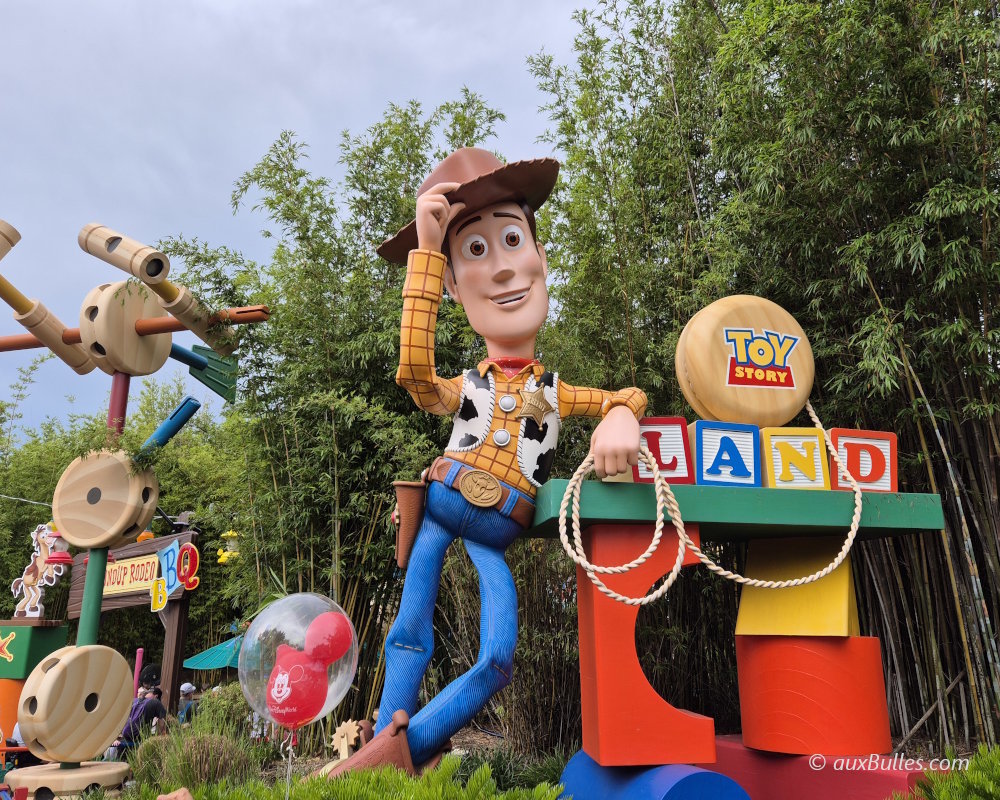 Bienvenue dans le monde coloré de Toy Story où vous êtes réduit à la taille d'un jouet