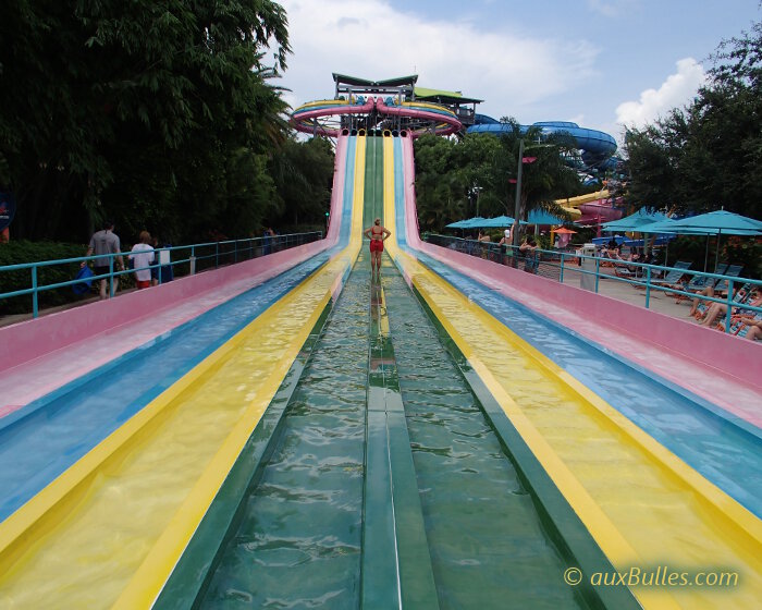 Profitez d’une journée de détente dans le parc aquatique d’Aquatica à Orlando avec ses nombreux toboggans et sa plage !