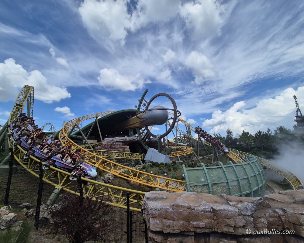 Stardust Racers est l'attraction phare à sensation forte du parc Epic Universe Stardust Racers est l'attraction phare à sensation forte du parc Epic Universe