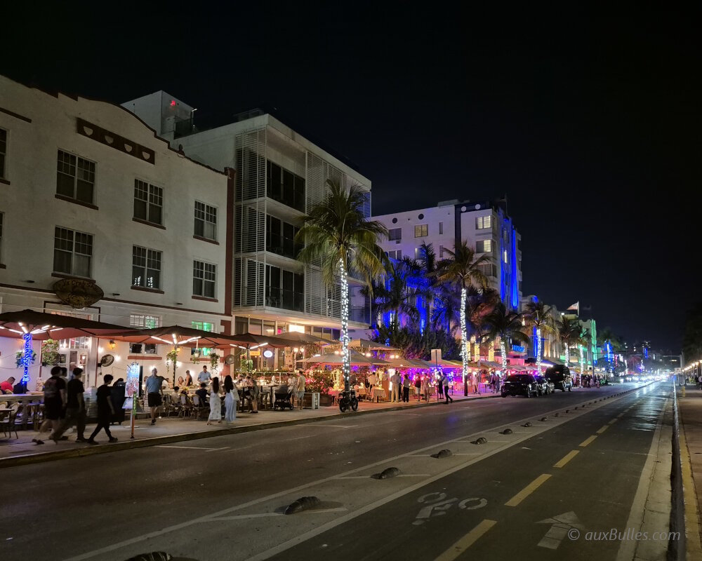 Empruntez en vélo de nuit la piste cyclable qui longe le front de mer pour profiter de l'ambiance de South Beach Empruntez en vélo de nuit la piste cyclable qui longe le front de mer pour profiter de l'ambiance de South Beach