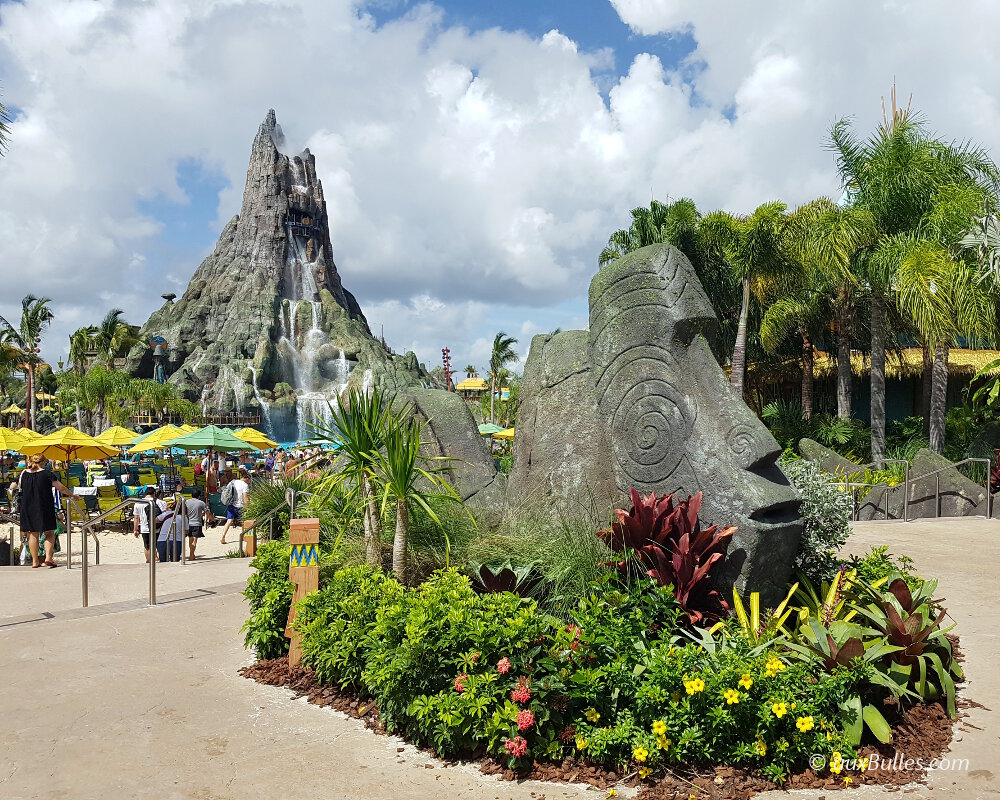 Volcano Bay est le parc aquatique d'Universal et vous propose tout comme les autres parcs aquatiques d'Orlando son immense piscine à vagues avec sa grande plage de sable blanc bordées de palmiers, ses toboggans, sa rivière mais cette fois-ci dans le cadre d'un volcan en éruption entouré par sa végétation tropicale luxuriante.